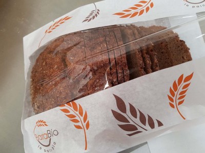 Pain de seigle intégrale tranché emballé